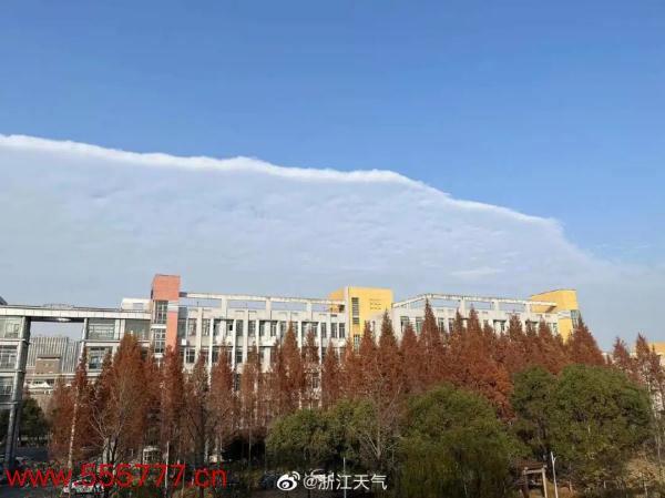 天空被“一分为二”了！刚刚，杭州这一幕刷屏